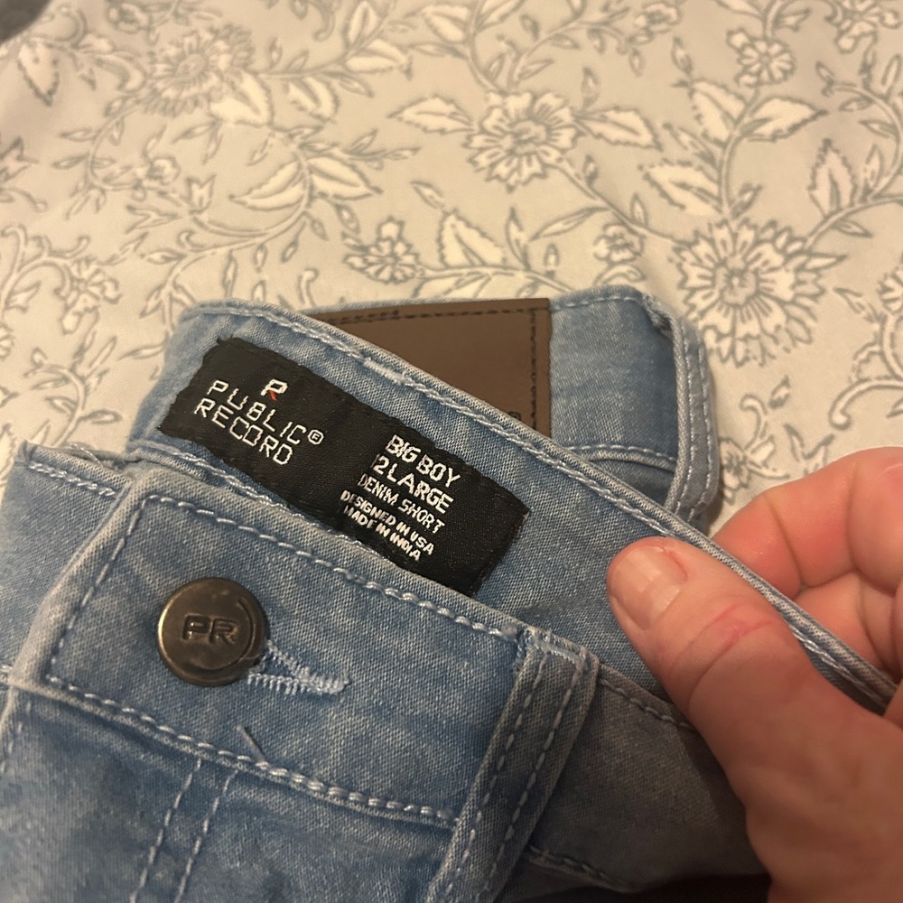 Light Wash Denim Shorts - Picture 3 of 4